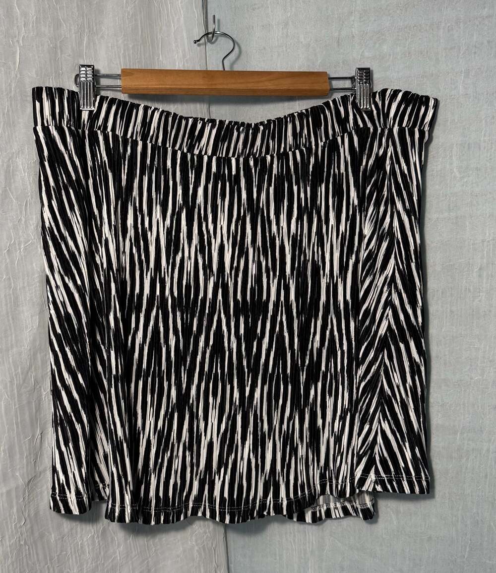 Serra Women's Black and White Zebra Print Pleated Skort Size XL